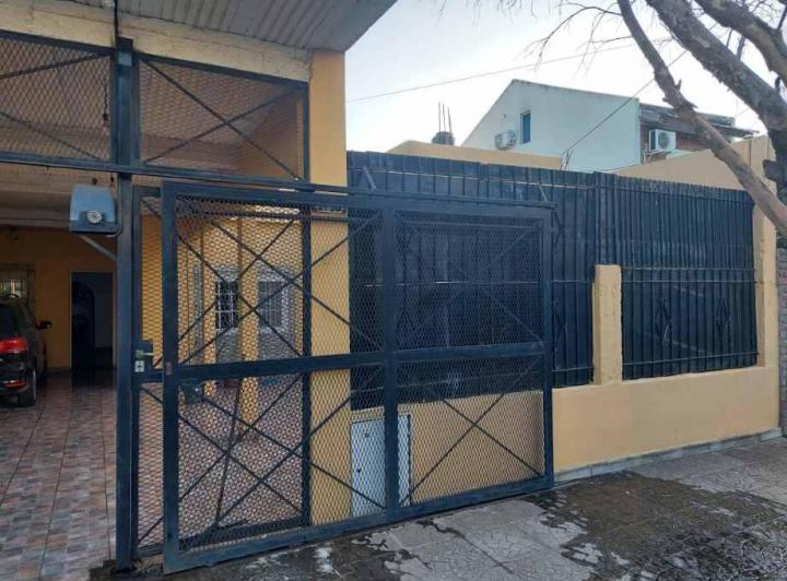 Casa · 200m² · 4 Ambientes · 2 Cocheras