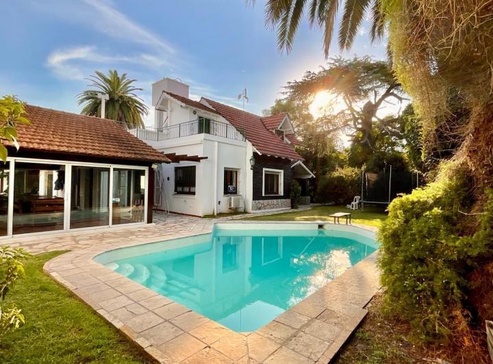 Casa · 1027m² · 5 Ambientes · 3 Cocheras