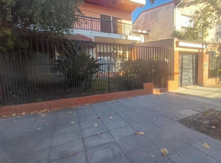 Casa · 400m² · 5 Ambientes · 2 Cocheras