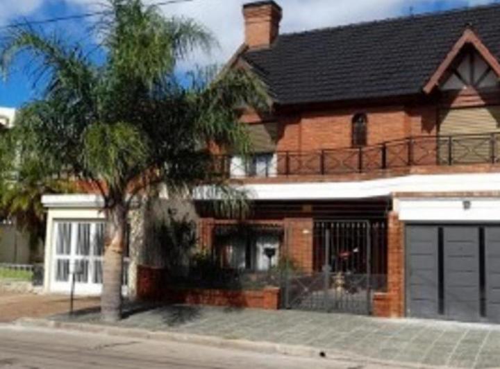 Casa · 250ha · 6 Ambientes · 2 Cocheras