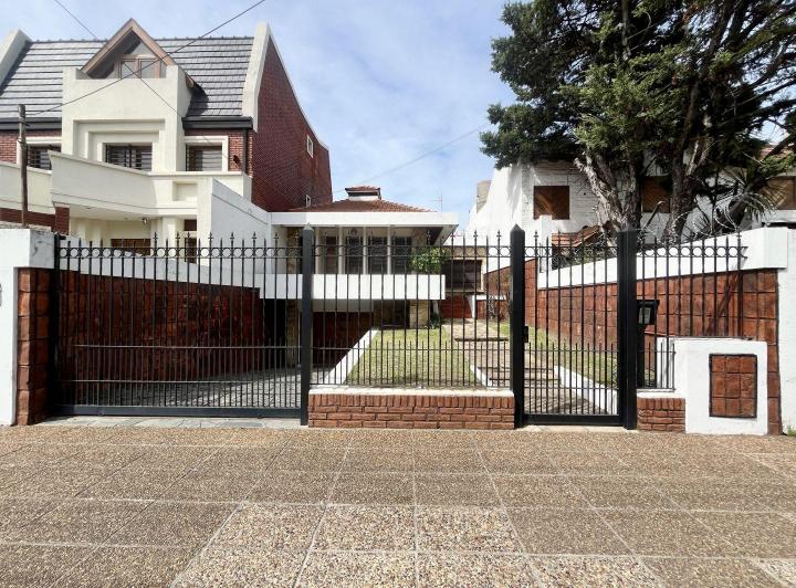 Casa · 227m² · 4 Ambientes · 2 Cocheras