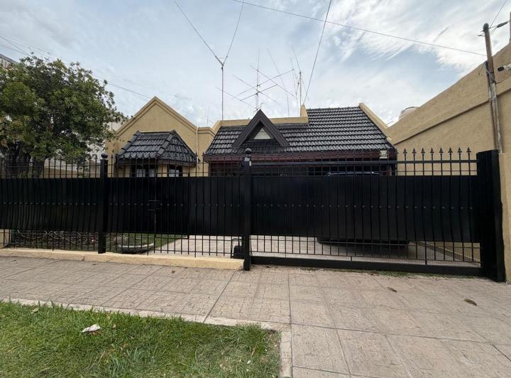Casa · 180m² · 4 Ambientes · 2 Cocheras