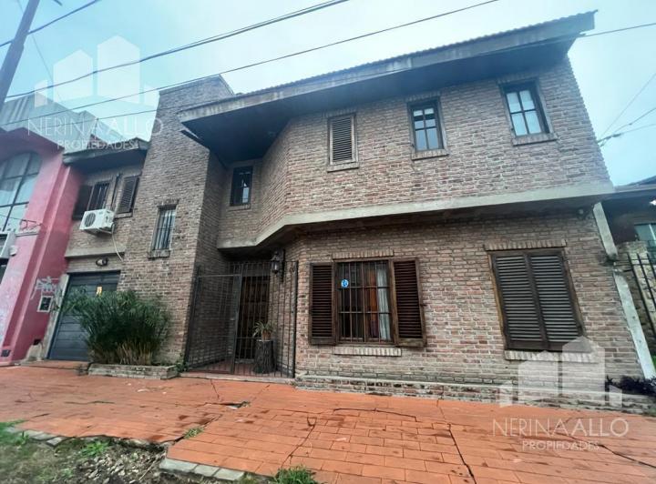 Casa · 210m² · 6 Ambientes · 1 Cochera