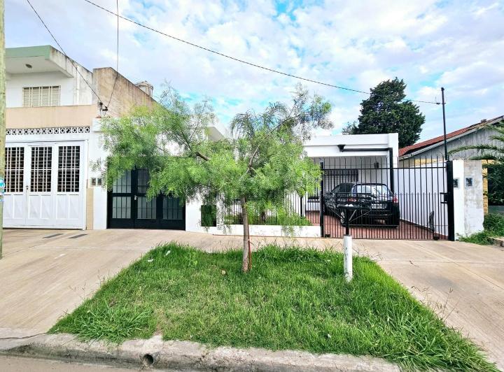Casa · 210m² · 5 Ambientes · 3 Cocheras