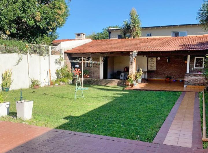 Casa · 220m² · 5 Ambientes · 2 Cocheras