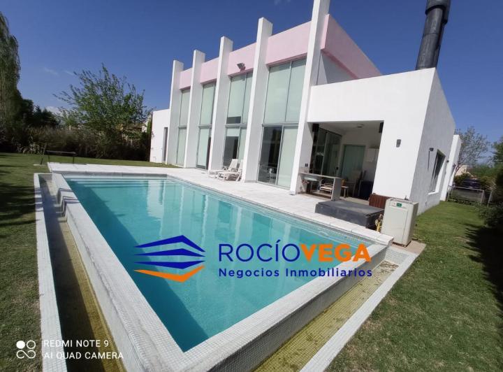 Casa · 330m² · 5 Ambientes · 2 Cocheras