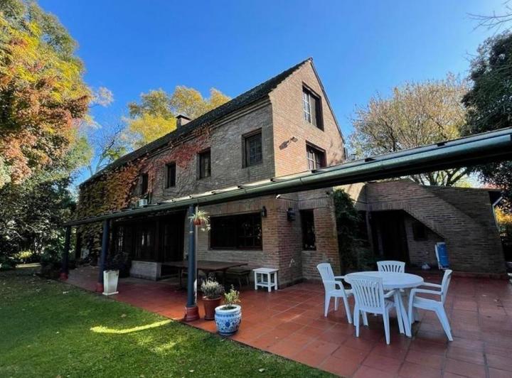 Casa · 326m² · 5 Ambientes · 2 Cocheras