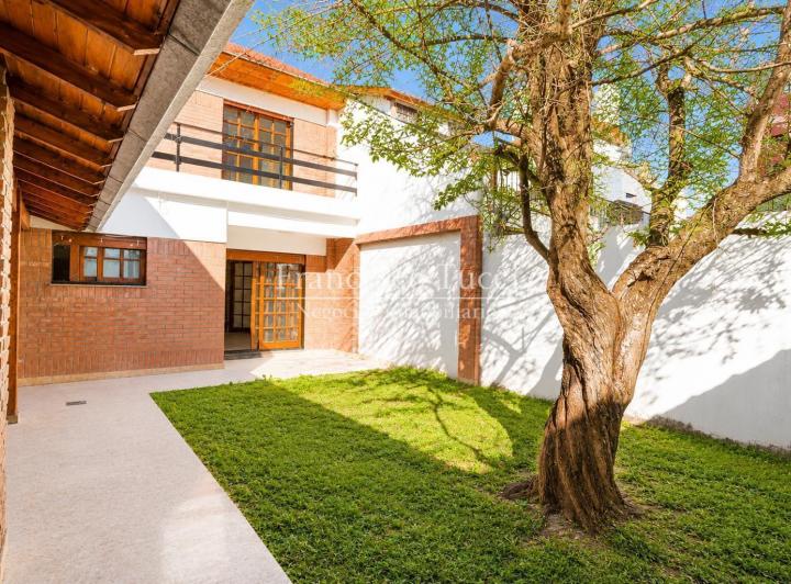 Casa · 250m² · 5 Ambientes · 2 Cocheras