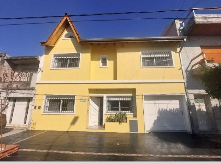 Casa · 216m² · 6 Ambientes · 3 Cocheras
