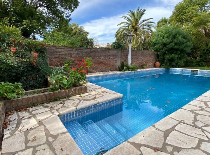 Casa · 250m² · 6 Ambientes · 3 Cocheras