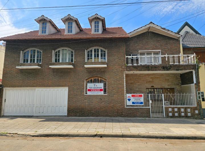 Casa · 251m² · 5 Ambientes · 2 Cocheras