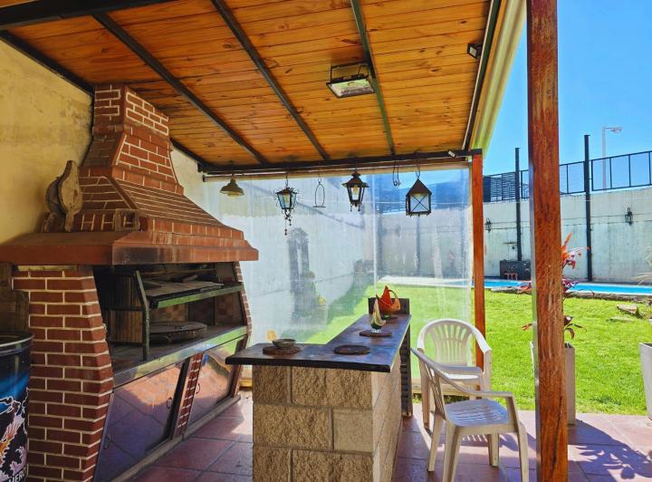 Casa · 200m² · 5 Ambientes · 2 Cocheras