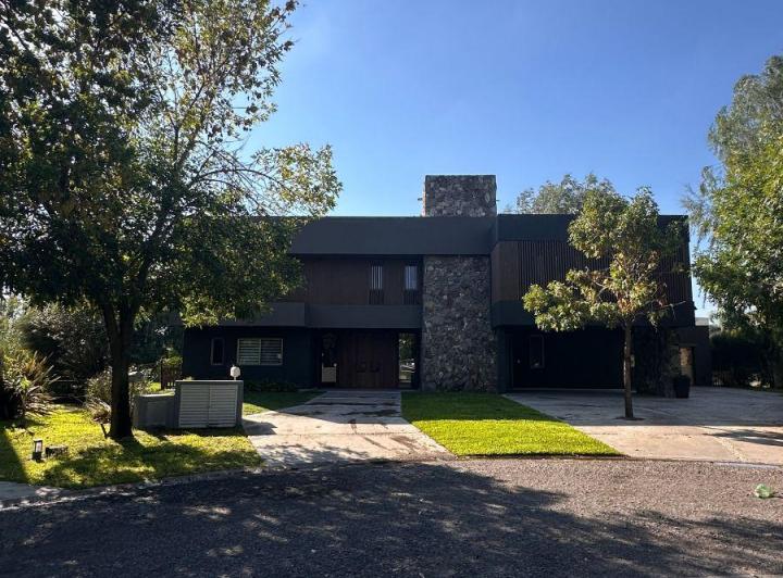 Casa · 550m² · 7 Ambientes · 2 Cocheras