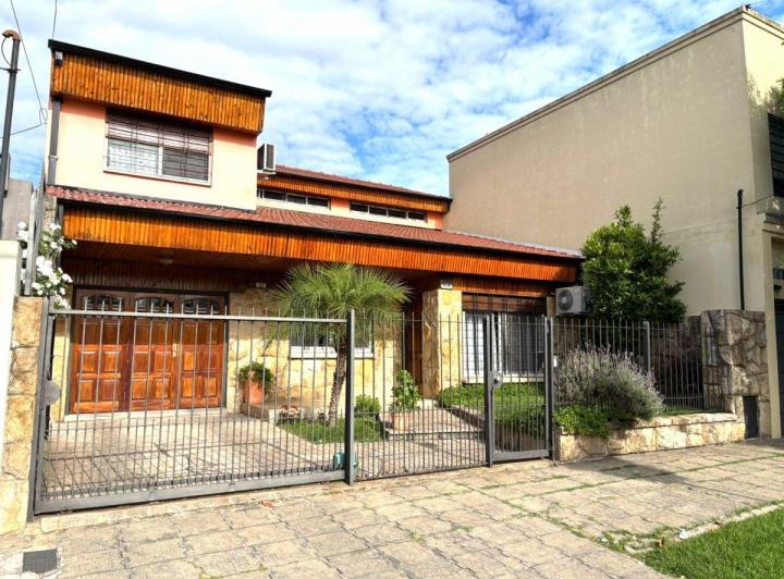Casa · 275m² · 6 Ambientes · 4 Cocheras
