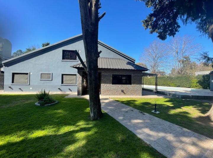 Casa · 440m² · 7 Ambientes · 5 Cocheras