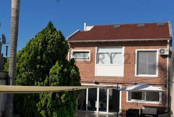 Casa · 180m² · 4 Ambientes · 2 Cocheras