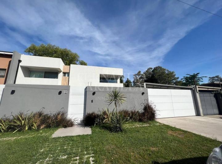 Casa · 368m² · 4 Ambientes · 4 Cocheras