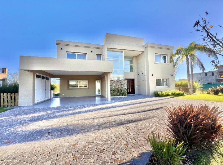 Casa · 345m² · 6 Ambientes · 2 Cocheras
