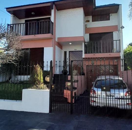 Casa · 200m² · 5 Ambientes · 2 Cocheras