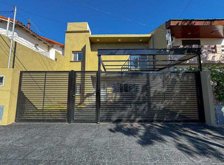 Casa · 210m² · 5 Ambientes · 2 Cocheras
