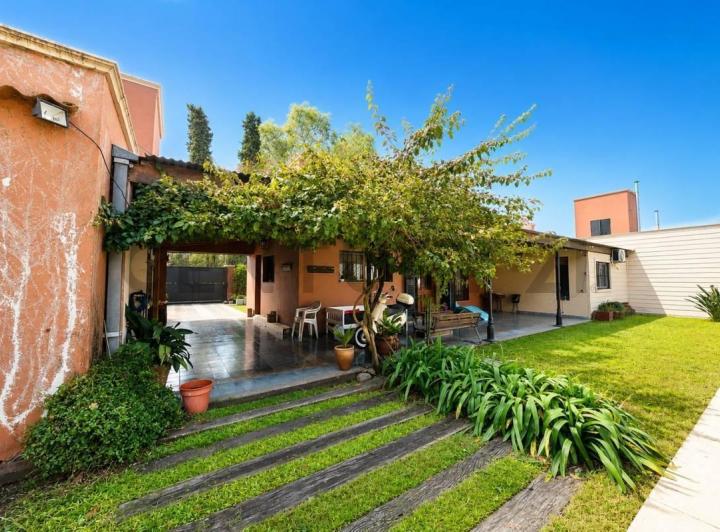 Casa · 210m² · 5 Ambientes · 3 Cocheras
