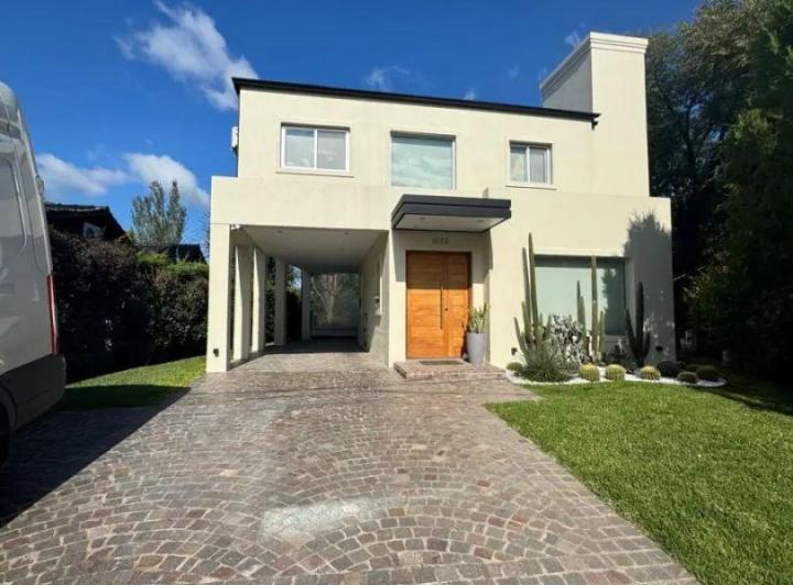 Casa · 190m² · 4 Ambientes · 1 Cochera