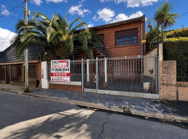 Casa · 300m² · 5 Ambientes · 3 Cocheras
