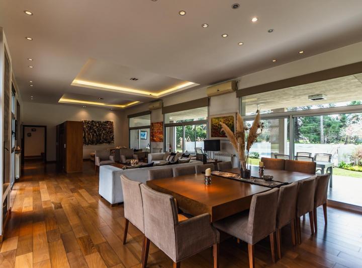 Casa · 303m² · 6 Ambientes · 6 Cocheras