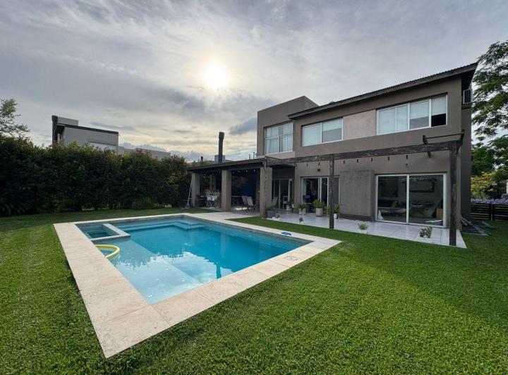 Casa · 225m² · 5 Ambientes · 2 Cocheras