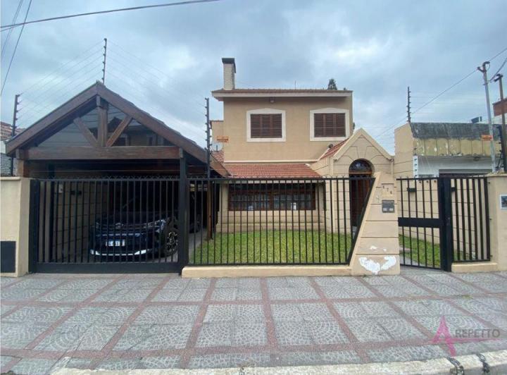 Casa · 200m² · 3 Dormitorios · 2 Cocheras