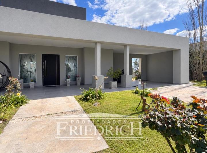 Casa · 220m² · 4 Ambientes · 8 Cocheras