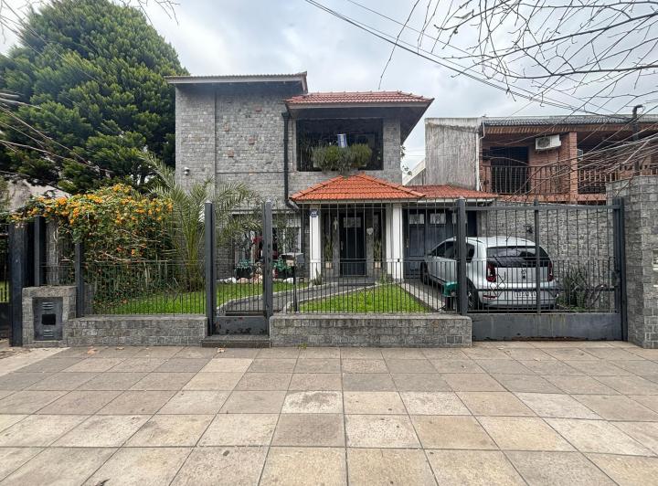 Casa · 220m² · 7 Ambientes · 1 Cochera