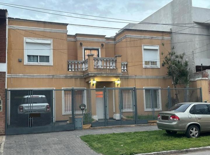 Casa · 240m² · 5 Ambientes · 2 Cocheras