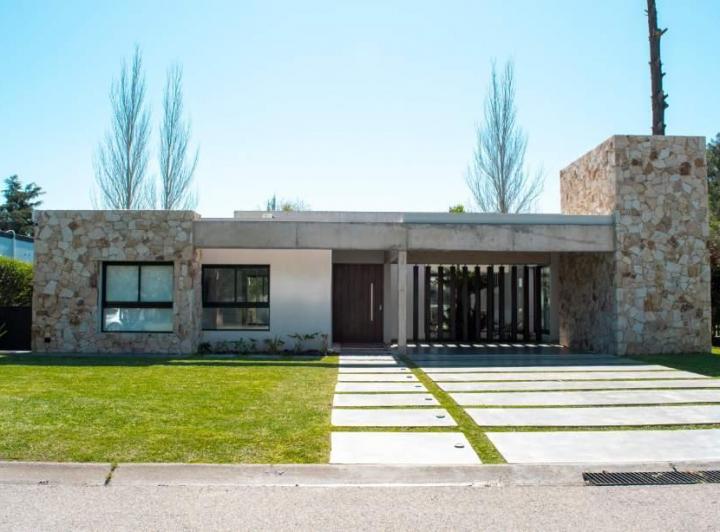 Casa · 260m² · 5 Ambientes · 1 Cochera