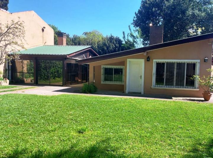 Casa · 140m² · 4 Ambientes · 4 Cocheras