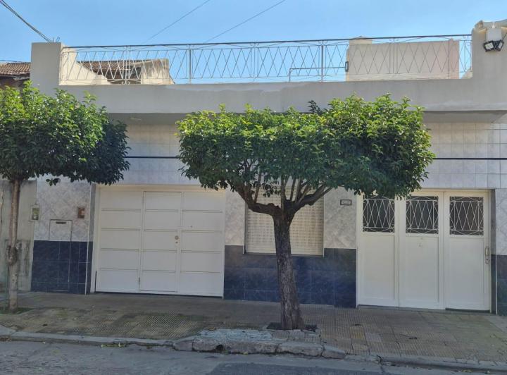 Casa · 202m² · 4 Ambientes · 2 Cocheras