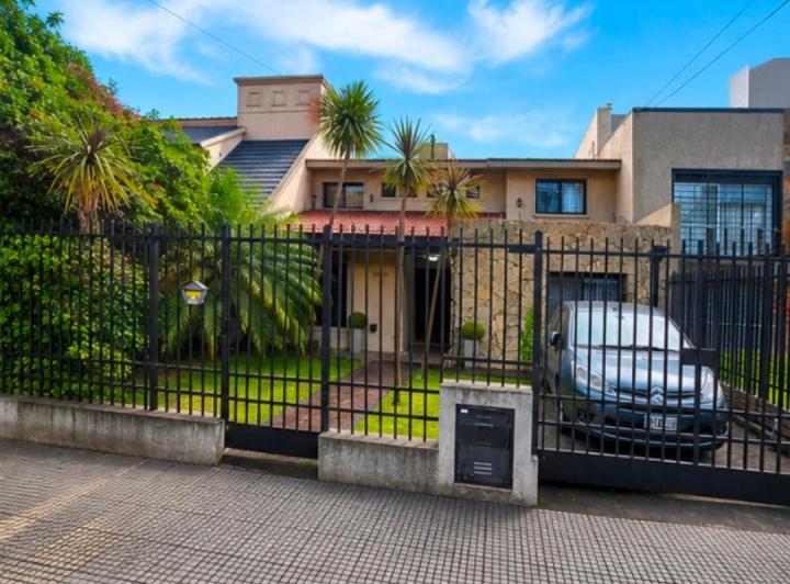 Casa · 250m² · 6 Ambientes · 1 Cochera
