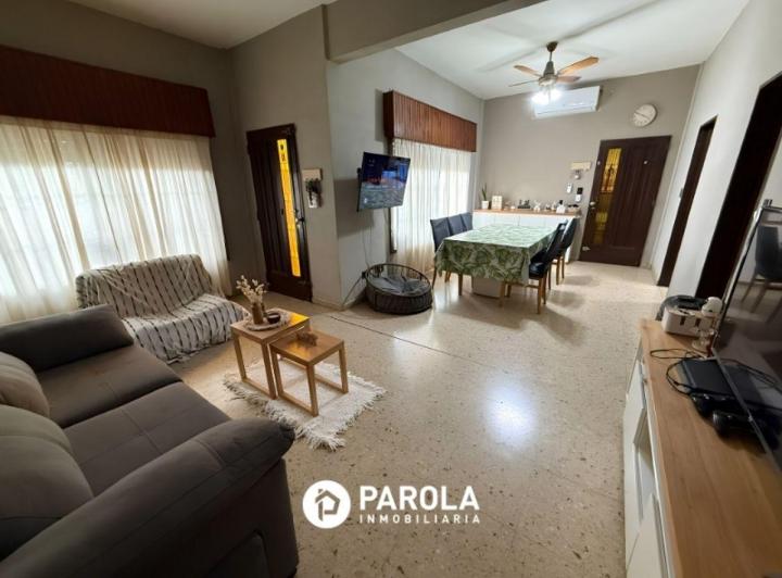 Casa · 200m² · 4 Ambientes · 2 Cocheras