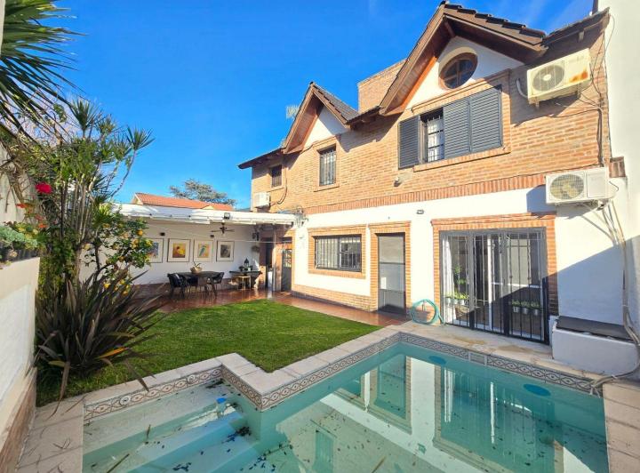 Casa · 231m² · 4 Ambientes · 1 Cochera