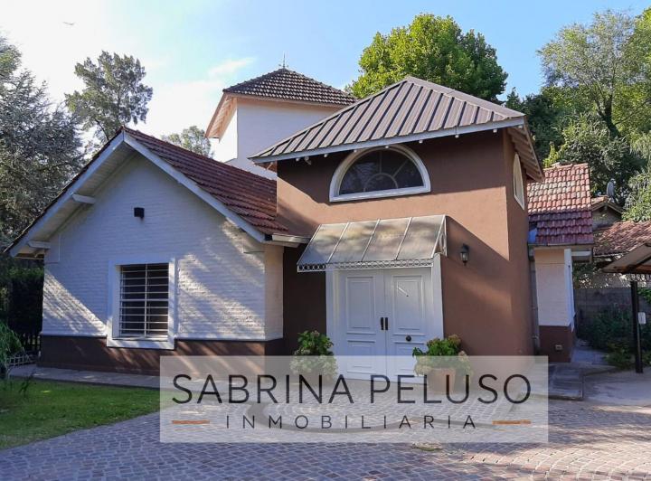 Casa · 1023m² · 6 Ambientes · 2 Cocheras