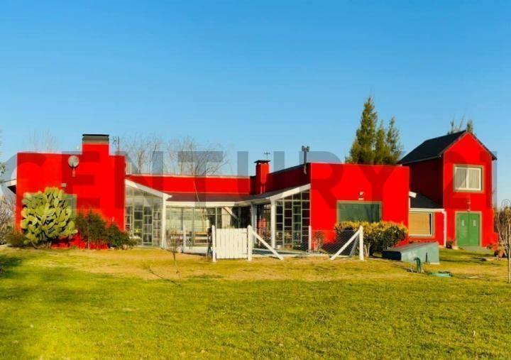Casa · 300m² · 7 Ambientes · 2 Cocheras