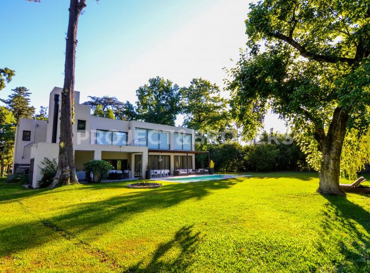 Casa · 580m² · 6 Ambientes · 4 Cocheras