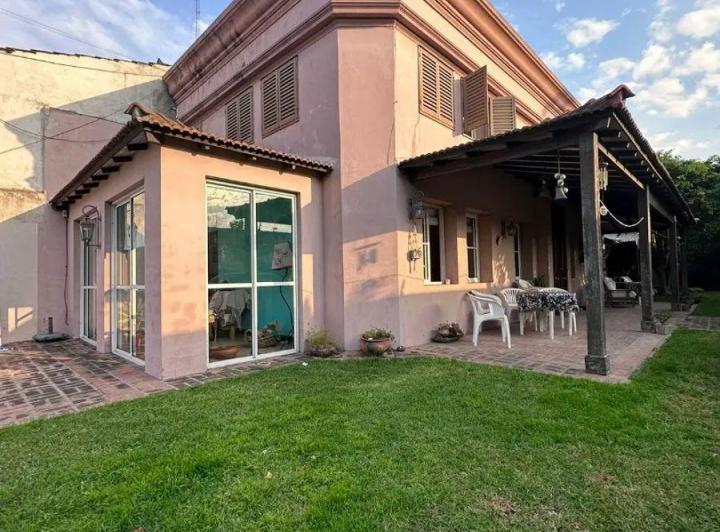 Casa · 200m² · 4 Ambientes · 5 Cocheras