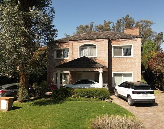 Casa · 225m² · 5 Dormitorios · 2 Cocheras