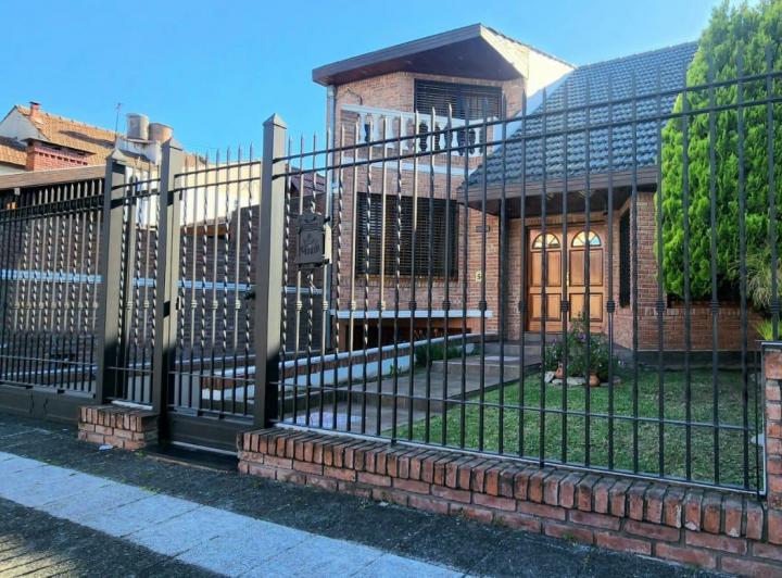 Casa · 260m² · 6 Ambientes · 3 Cocheras