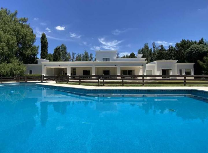 Casa · 700m² · 9 Ambientes · 3 Cocheras