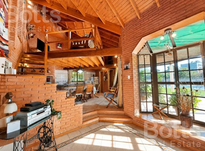 Casa · 160m² · 6 Ambientes · 4 Cocheras