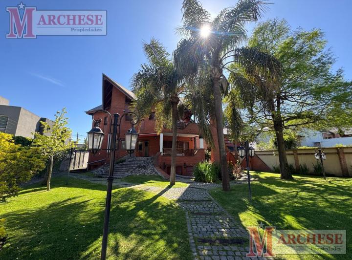 Casa · 550m² · 8 Ambientes · 3 Cocheras
