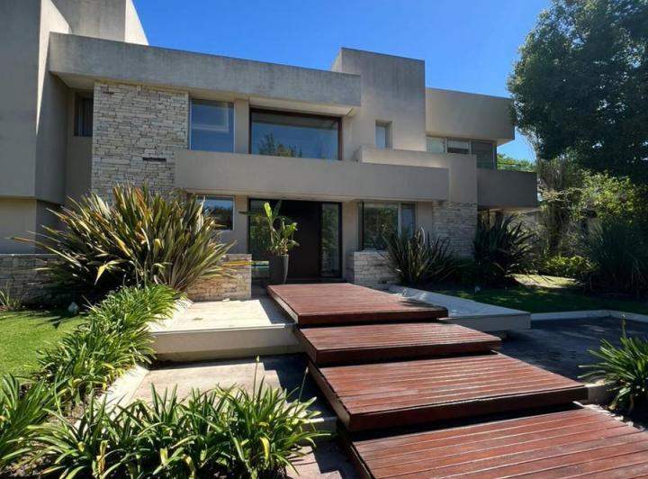 Casa · 488m² · 5 Ambientes · 2 Cocheras