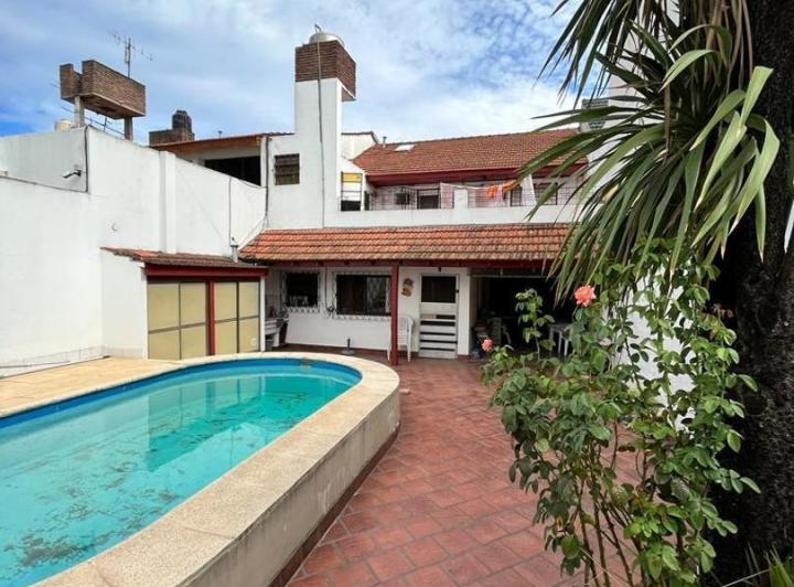 Casa · 270m² · 4 Ambientes · 2 Cocheras